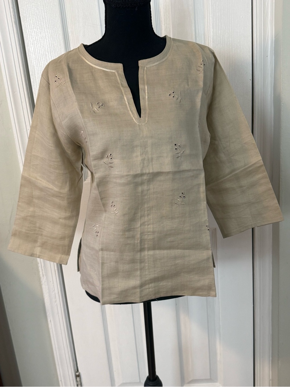Women's Cream Split-Neck Embroidered Tunic